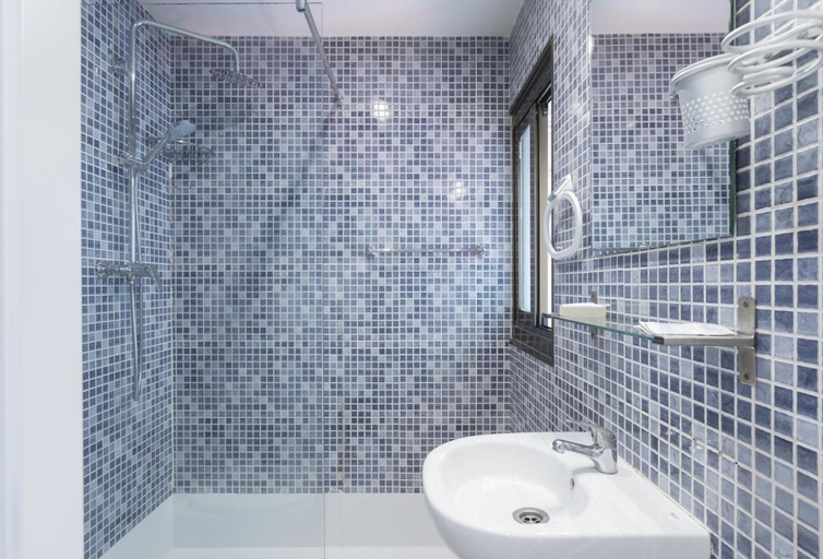 Bathroom 3, Hostal Oliveta, Barcelona