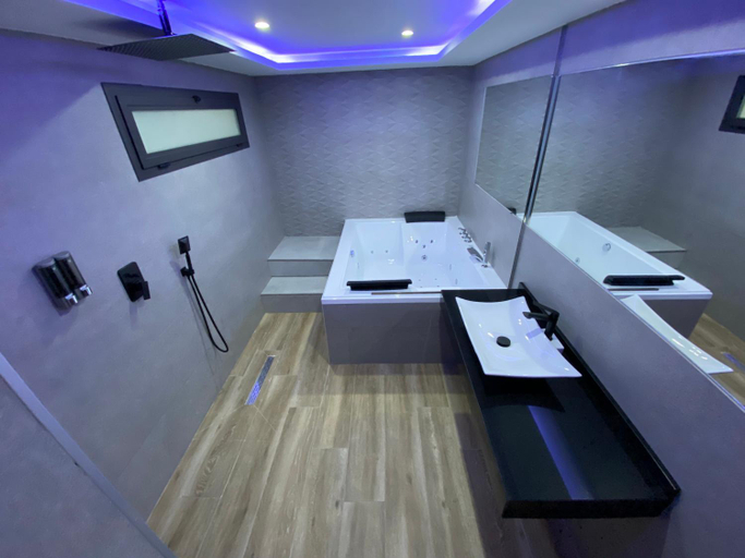 Bathroom 4, Apartamentos Las 7 Esencias, Jaén