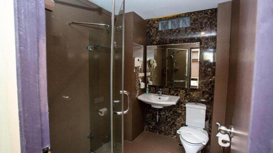 Bathroom 3, GranDE Classic Pattaya, Pattaya