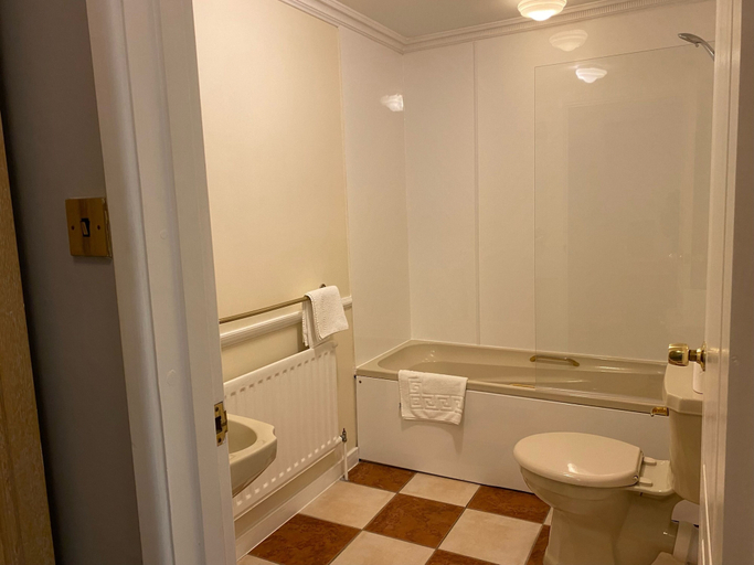 Bathroom 5, The George Hotel, Reading