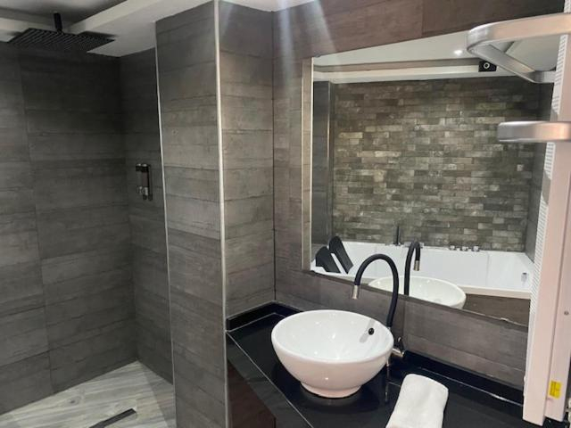 Bathroom 2, Apartamentos Las 7 Esencias, Jaén