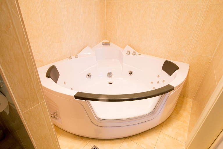 Bathroom 10