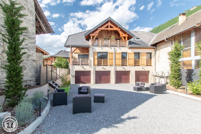 Exterior & Views