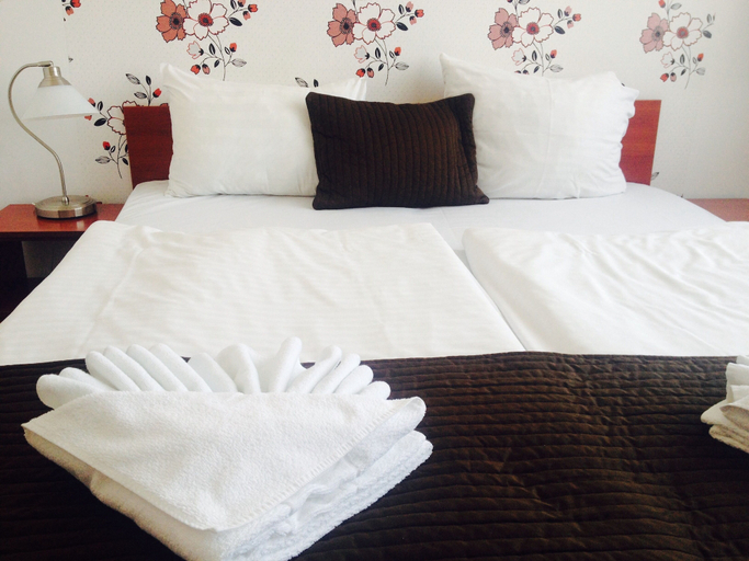 Bedroom 3, Canada Hotel, Budapesti