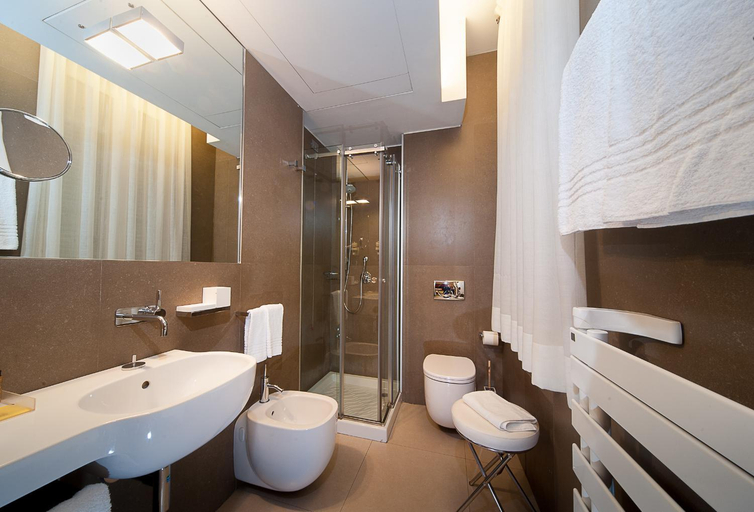 Bathroom 3, Savoy Hotel, Parma