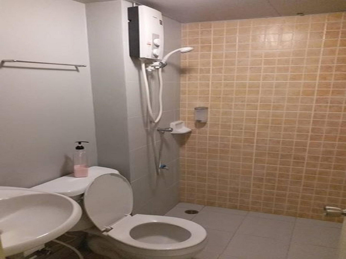 Bathroom 3, Poppular Palace Don Mueang Bangkok Triple room, Pak Kret