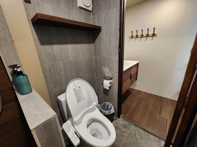 Bathroom 10