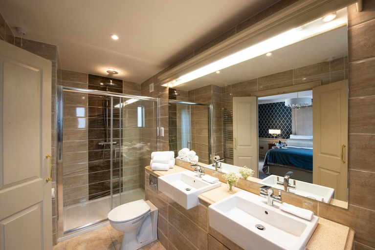 Bathroom 4, Kee's Hotel