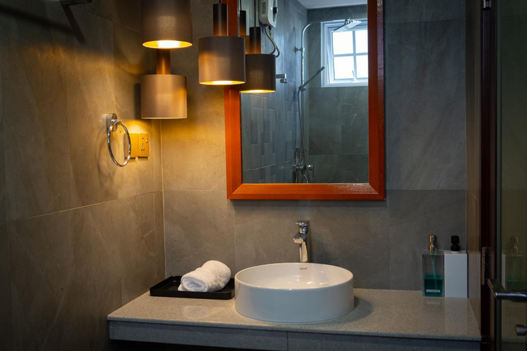 Bathroom 4, Stay Mikado