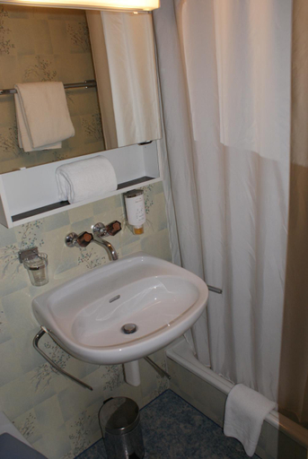 Bathroom 3, Baeren Hotel, The Bear Inn, Interlaken