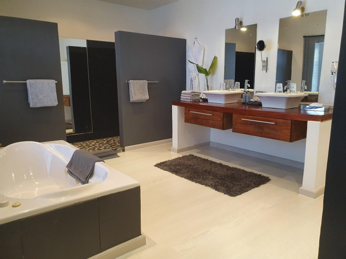 Bathroom 5, De Kloof Luxury Estate Hotel, Overberg