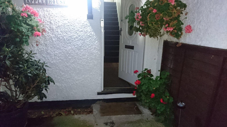 Others, Comfortable Family room with Tv, Free Fast Wifi, Sleeps 3, London