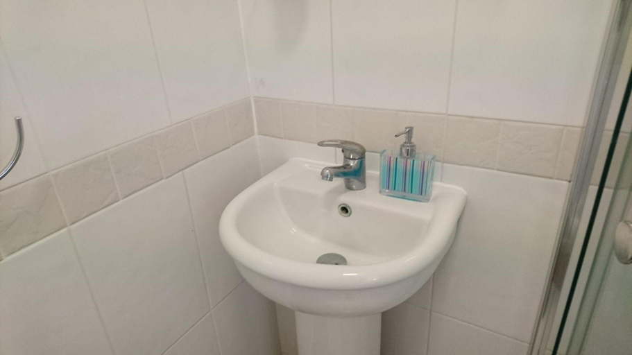 Bathroom, En suite shower room Double room with 1 double deyr, London