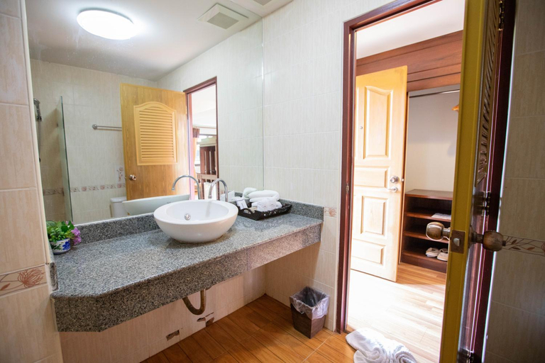 Bathroom 5, Luck Swan Resort, Muang Chiang Rai
