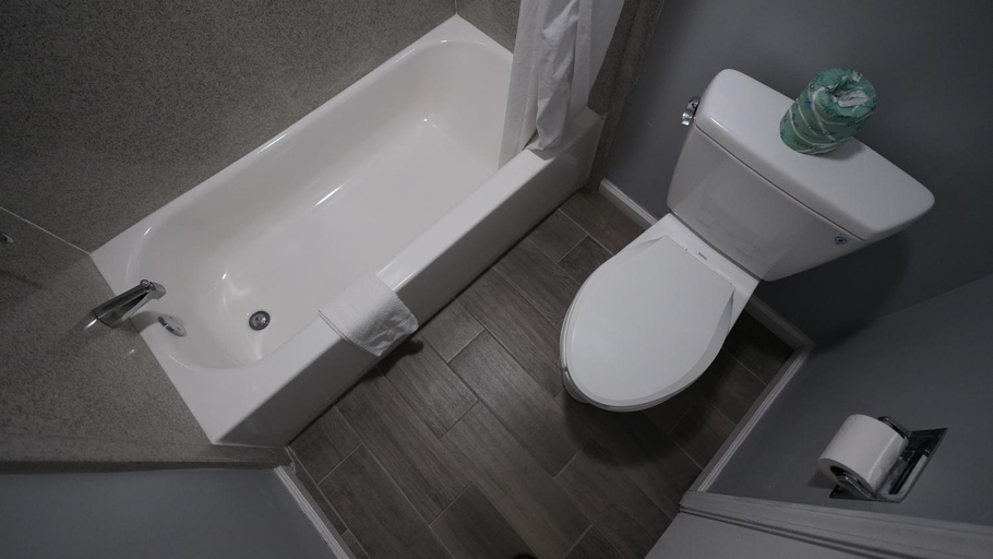 Bathroom 4, Columbus Inn and Suites, Polk