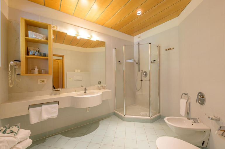 Bathroom 4, Glanzhof Hotel & Apartments, Bolzano