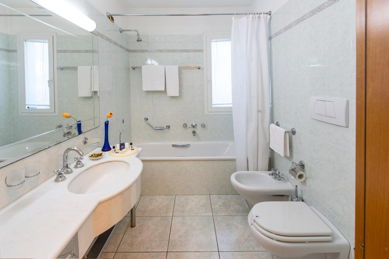 Bathroom 2, Hotel Ambassador, Teramo