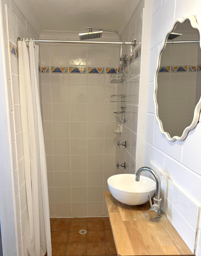 Shower, CALI Backpackers, Caloundra - Caloundra S.