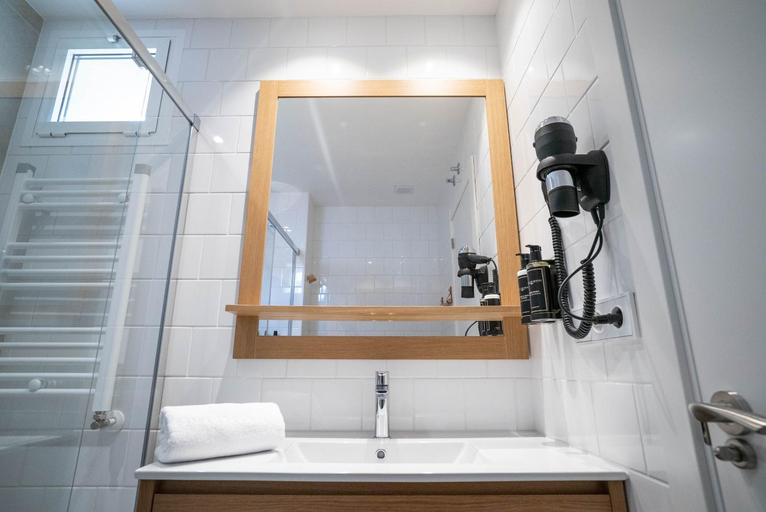 Bathroom 4, Smartr Madrid Gran Via Apartments, Madrid