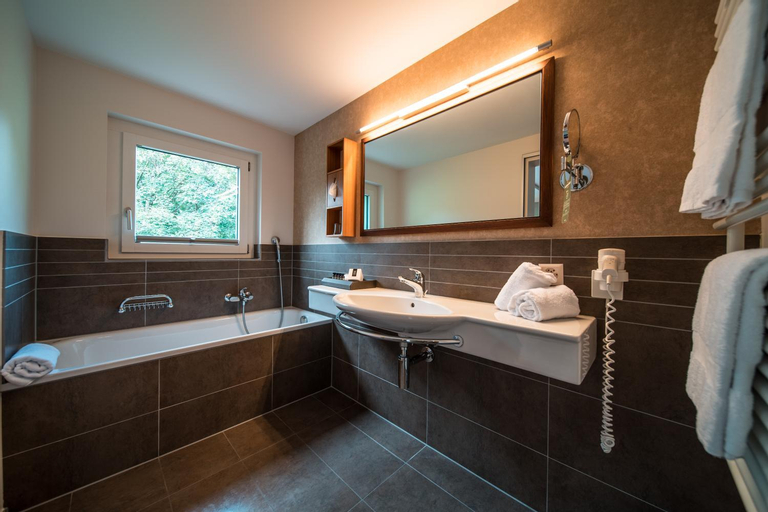 Bathroom 10
