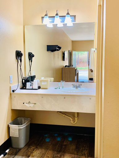 Bathroom 4, Weston Inn & Suites, Cherokee