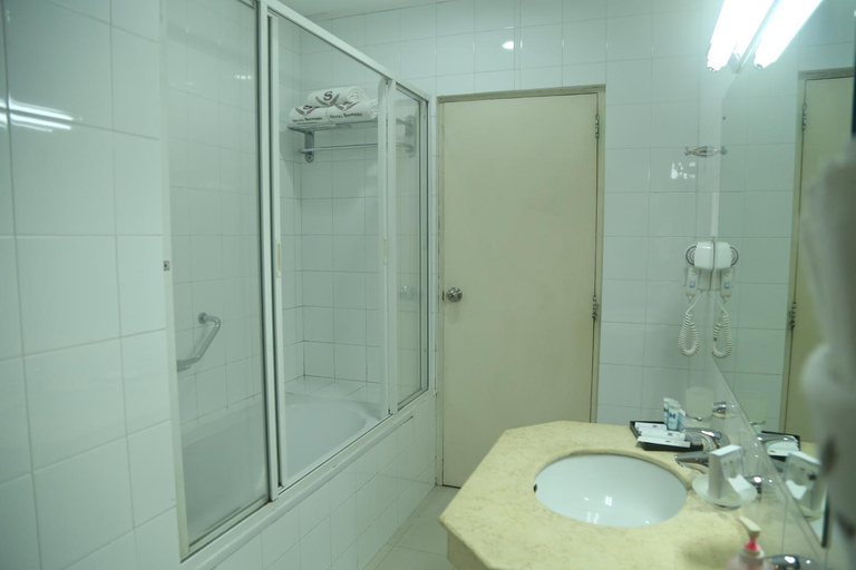 Bathroom 4, Hotel Sapphire, Thimbirigasyaya