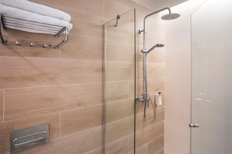 Bathroom 5, B&B Hotel Lleida, Lleida