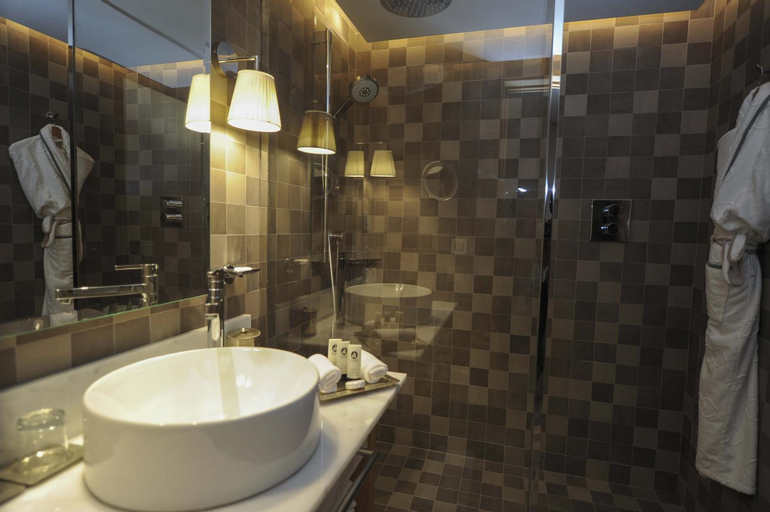 Bathroom 13