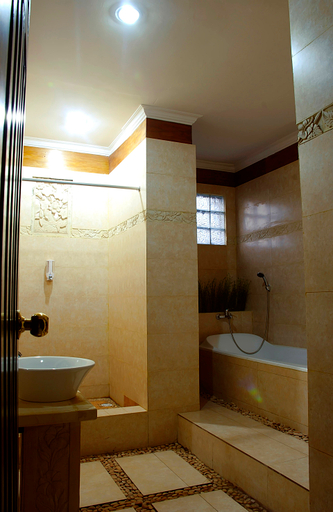 Bathroom 5, Klungkung Tower Hotel, Klungkung