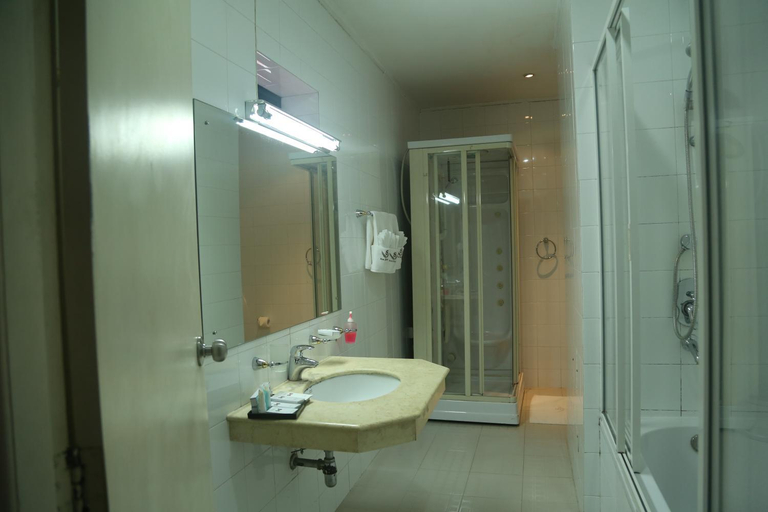 Bathroom 5, Hotel Sapphire, Thimbirigasyaya