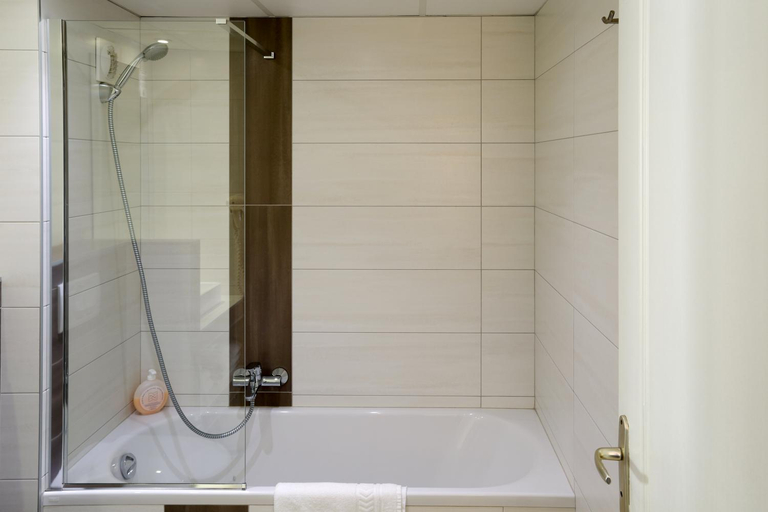 Bathroom 5, ibis Styles Carcassonne La Cité, Aude