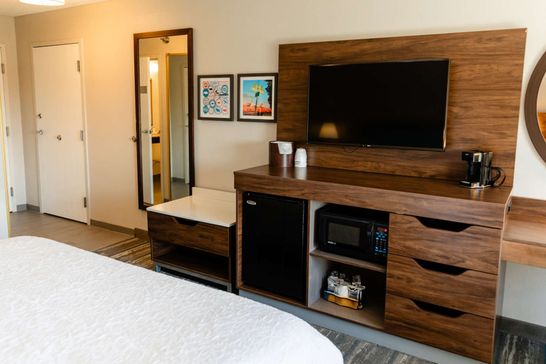 Bedroom 4, Hampton Inn & Suites Scottsbluff Conference Center, Scotts Bluff