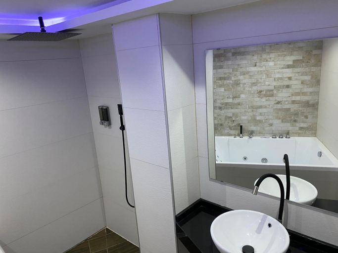 Bathroom 5, Apartamentos Las 7 Esencias, Jaén