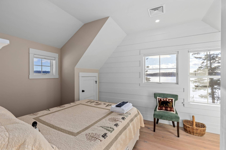 Bedroom 2, Lady of The Lake, Belknap