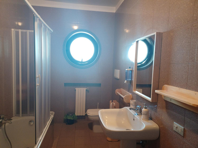 Bathroom 2, Oberdan Guest House, Bari