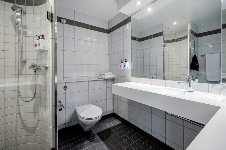 Bathroom 5, Quality Hotel Skjaergarden, Bamble
