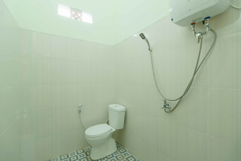 Bathroom, RedDoorz Syariah near RSUD Dr HM Rabain Muara Enim, Muara Enim