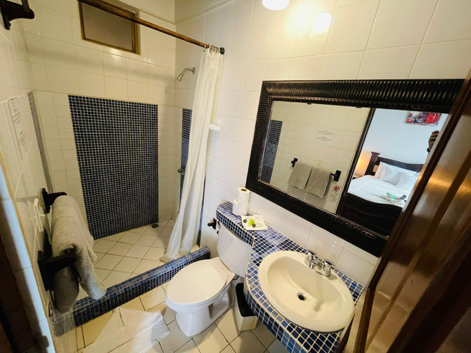Bathroom 4, Poseidon, Garabito