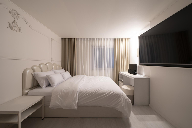 Glam Hotel, Nam