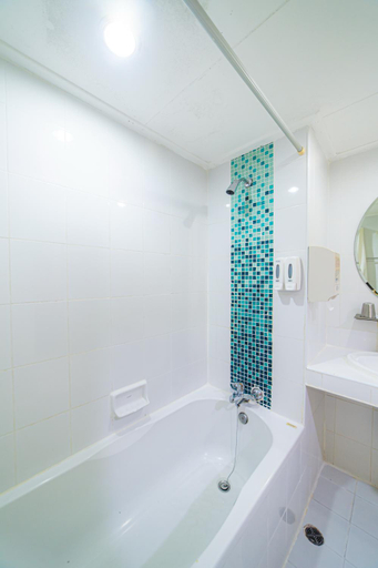 Bathroom 4, The Holidays Hill betong, Batong
