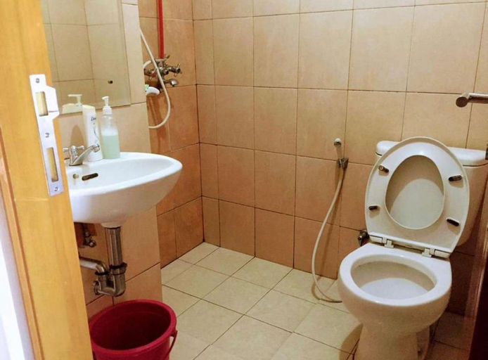 Bathroom, Margonda Residence 2 by Yenia Room, Depok