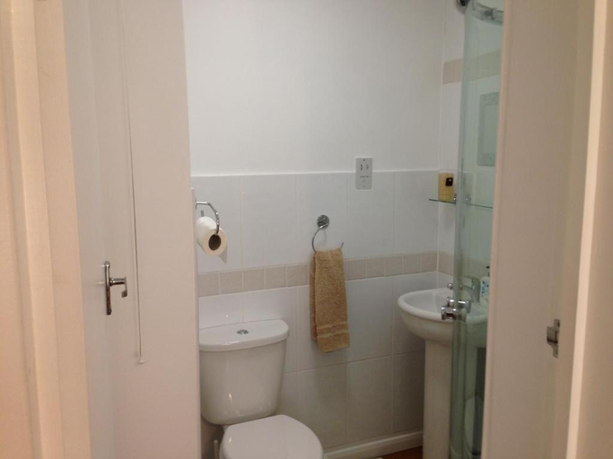 Bathroom, Comfortable Family room with Tv, Free Fast Wifi, Sleeps 3, London
