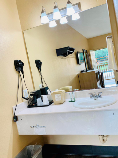 Bathroom 4, Weston Inn & Suites, Cherokee
