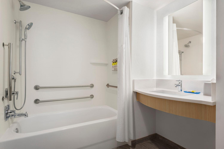 Bathroom 5, Holiday Inn Express DUMFRIES by IHG, Prince William