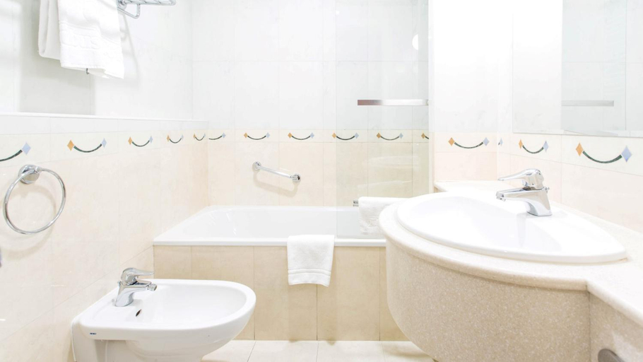 Bathroom 5, Qubus Hotel Wrocław, Środa Śląska