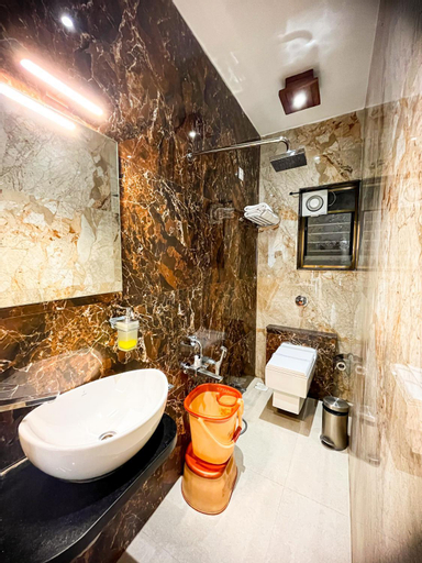 Bathroom 18