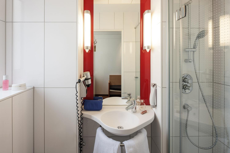 Bathroom 3, ibis Nuernberg Hauptbahnhof, Nürnberg