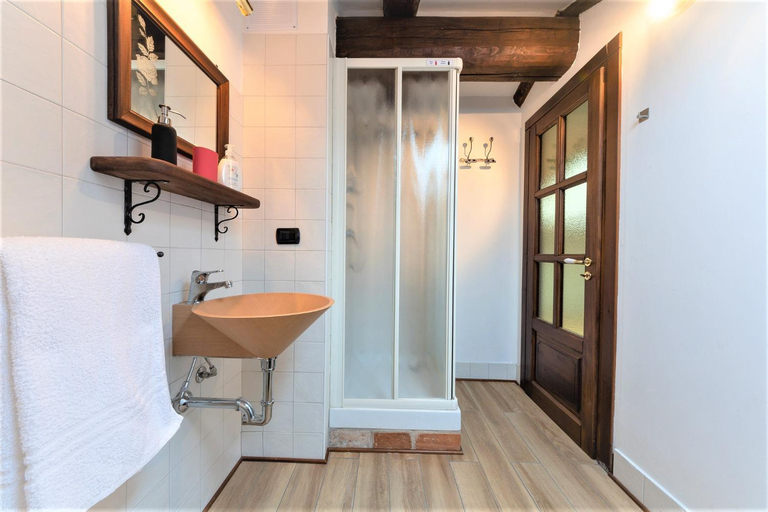 Bathroom 2, La Morra Flats, Cuneo