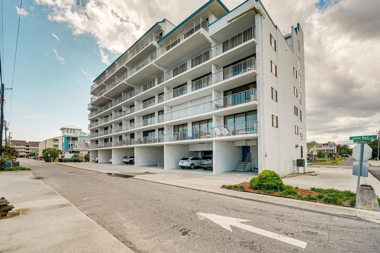 Bright Carolina Beach Condo Public Beach On-Site, New Hanover