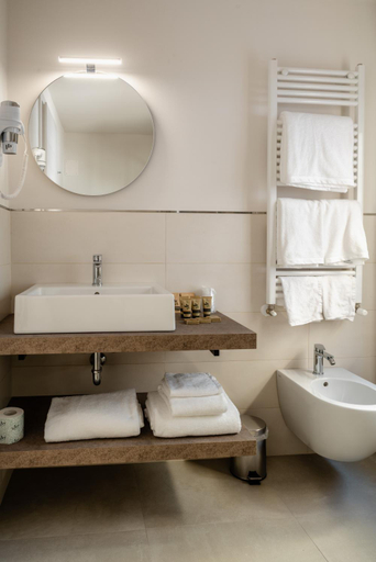 Bathroom 4, Hotel Du Lac, Brescia